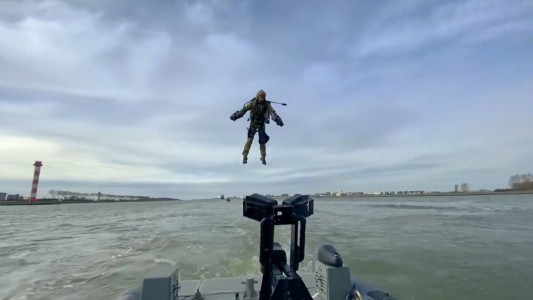 Las increíbles maniobras del soldado "volador"