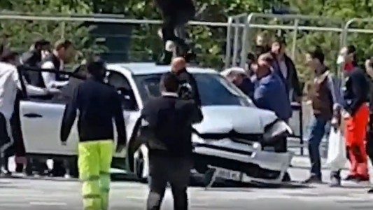 Pánico por conductor descontrolado que ingresa a una plaza