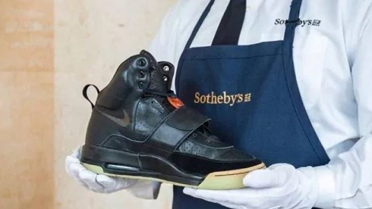 Las zapatillas de Kanye West baten récords de venta: 1,8 millones de dólares