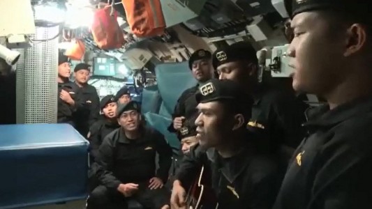 "No estoy pronto para extrañarte": video de tripulantes cantando antes de naufragar en el submarino indonesio