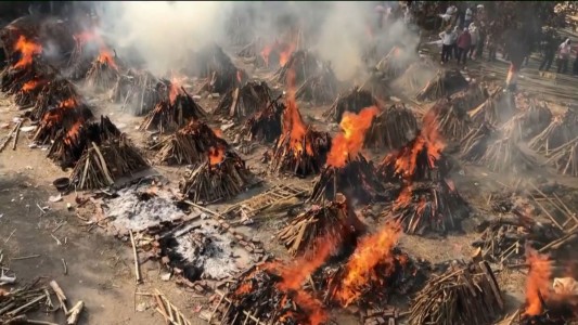 Crematorios en las calles de India ante el récord de muertes por covid