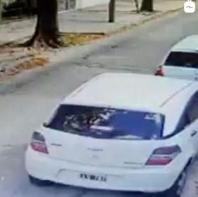 Una mujer fue filmada robando un auto mientras paseaba a su bebe