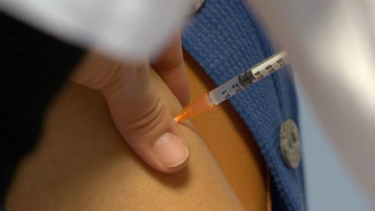 Enfermera derramó vacunas contra el covid y las sustituyó con una solución salina