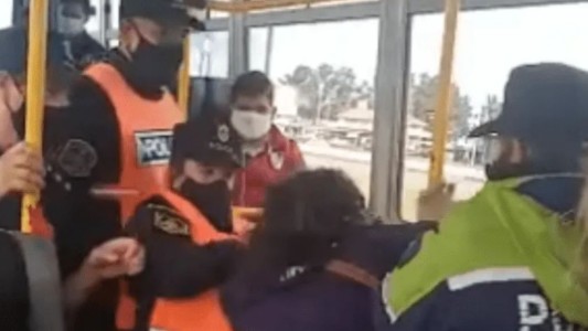 Video: la policía bajó a la fuerza a una mujer del colectivo porque no tenía permiso para viajar