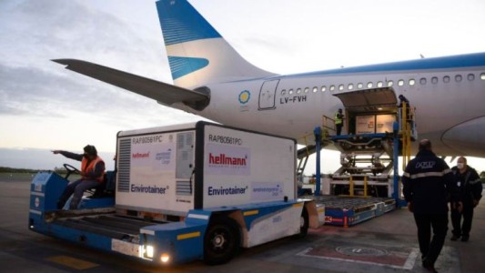 Llegó otro vuelo de Aerolíneas Argentinas con 371.200 dosis de la vacuna Sinopharm