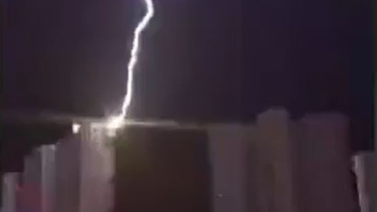 El momento en que un rayo provoca un incendio en un edificio