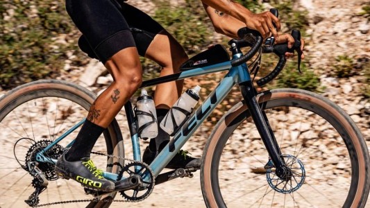 Un ciclista se tragó una abeja: lo picó en la garganta y lo mató