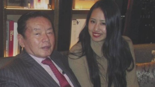 Una chica de 25 años fue acusada de envenenar a su marido millonario de 77 años