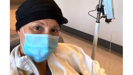 Un músico se desmayó en pleno show y descubrieron que tiene leucemia