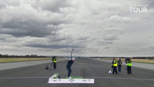 Récord insólito: golfista lanza pelota sobre un auto a toda velocidad