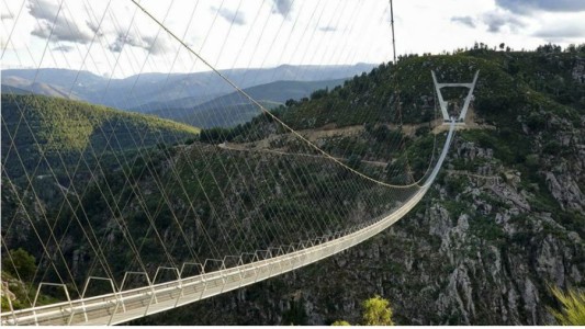 Así es el puente peatonal más largo y temerario del mundo