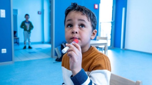 Austria prueba un test de coronavirus con forma de chupetín para niños y niñas