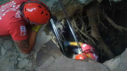 VIDEO: Bomberos trabajan en el rescate de una mujer que cayó a un pozo ciego