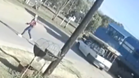 VIDEO: Un tren arrolló a una camioneta en un paso a nivel sin barreras en Toledo