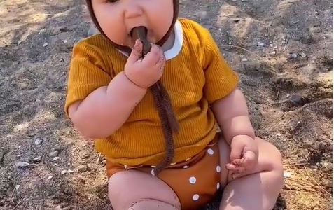 Polémica por vegana que deja que su bebé mastique arena y piedras