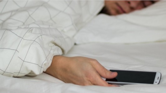 Envió certificado médico por WhatsApp y lo despidieron por no ir a trabajar: deben indemnizarlo