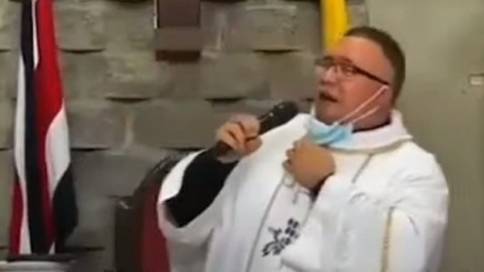 El cura que canta contra el coronavirus en misa con la música de "Sopa de caracol": "Si te descuidas te hago el funeral"