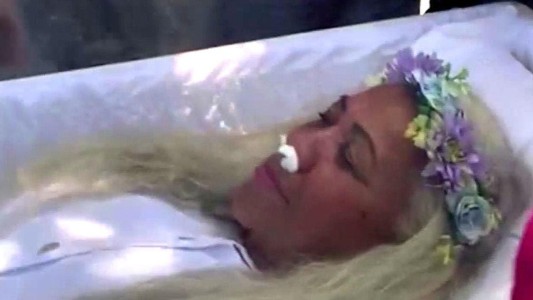 Video: la mujer que fingió su propia muerte para saber como la despedían