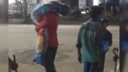 Drama en India: un hombre tuvo que llevar en andas por 3 kilómetros el cuerpo de su esposa hasta el cementerio