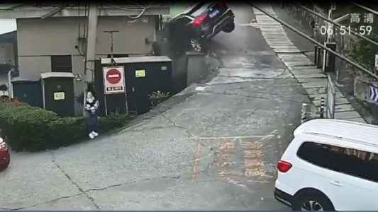 Intentaba estacionar y terminó destruyendo la camioneta