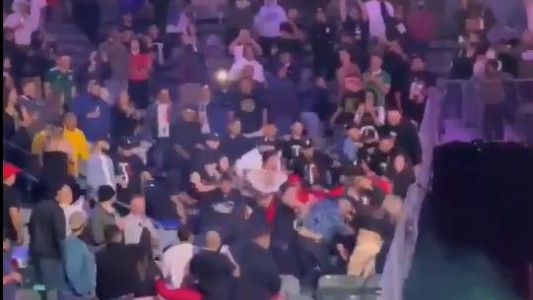 Pelea masiva de fanáticos en las gradas durante un encuentro de box
