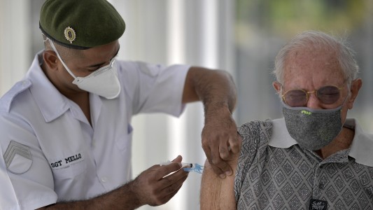 Grandes ciudades de Brasil se quedan sin vacunas para la segunda dosis contra el coronavirus