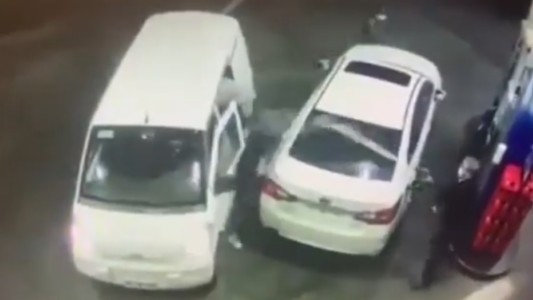 Video: les tiró nafta a los ladrones y evitó el robo