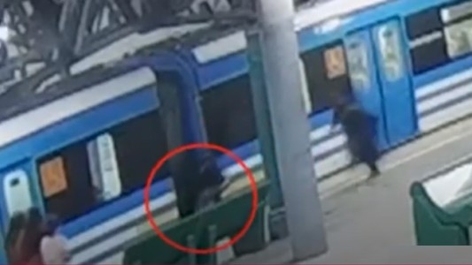 Vidoe: robó un teléfono celular en el tren y se escondió debajo de la formación
