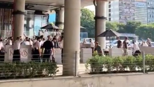 Video: batalla campal entre mozos y clientes en un restaurante de Vicente López