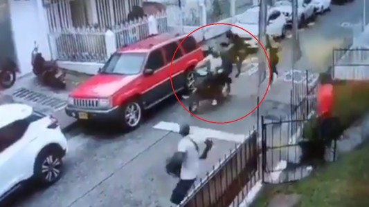 VIDEO: Con una patada voladora, detuvo a dos motochorros