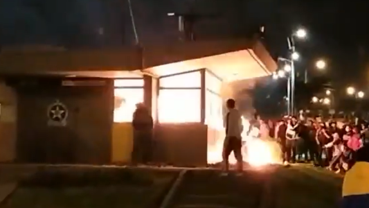 VIDEOS - Violencia extrema en Colombia: Prenden fuego una comisaría con policías adentro
