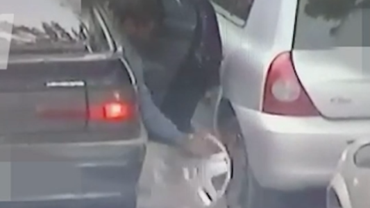 VIDEO: Sin bajarse del auto robaron la taza de una rueda y los tres fueron detenidos