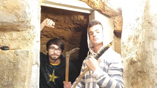 El joven de 15 años que se construyó una cueva para vivir con luz, wifi y calefacción