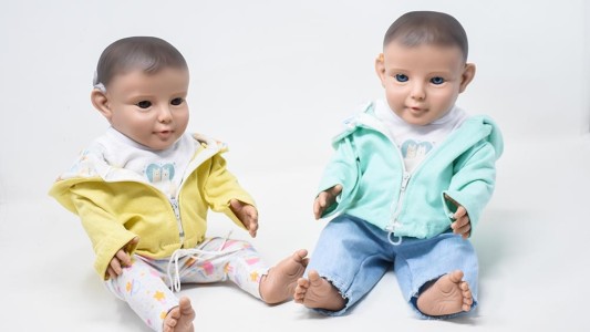 Lanzaron a Eli, el muñeco que concientiza sobre la sordera y contribuye a deconstruir el autoestigma