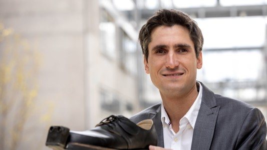 Diseñaron zapatos 'guía' para ciegos que incluyen una cámara para detectar obstáculos al caminar