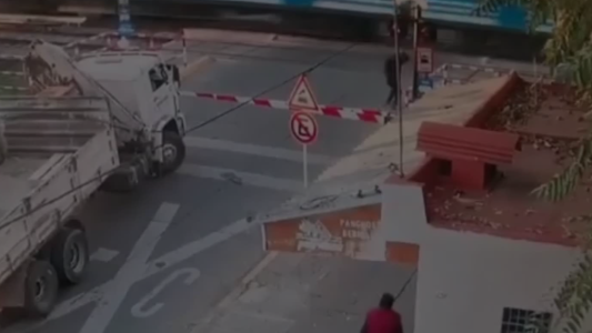 Video: un hombre cruzó las vías sin mirar y fue atropellado por un tren
