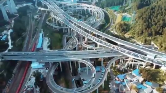 El cruce de rutas más complicado del mundo: tiene 5 niveles y 20 rampas