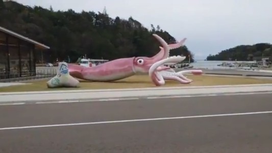 Escándalo por una estatua de un calamar construida con fondos anticovid