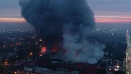 Imágenes Impactantes: se incendia una panificadora en San Fernando
