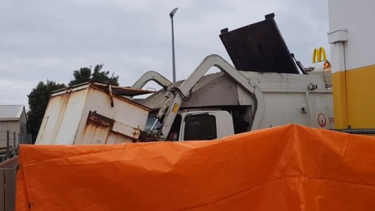Murió un chico que dormía en un conteneder cuando recogió la basura el camión