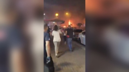 Video: el momento en el que un cohete impacta sobre un micro en Israel