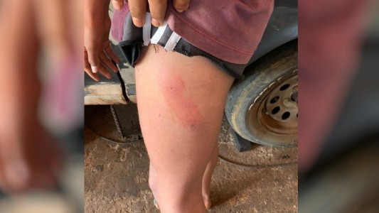 Un chico envió una carta a sus vecinos porque su padre le pega por ser gay: "No puedo soportarlo más"