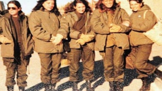 Día Mundial de la Enfermería: Asistió a evacuados de Malvinas y ahora participa de la campaña de vacunación