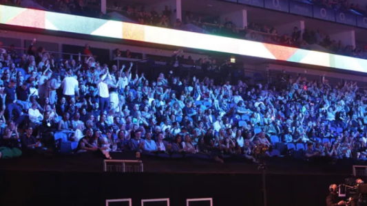 Luego de un año, Londres cobijó a 4 mil personas en un espacio cerrado para el concierto de Little Mix y Dua Lipa