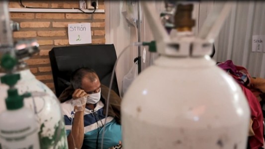 Pacientes atendidos en sillones en los pasillos de hospitales ante la falta de camas