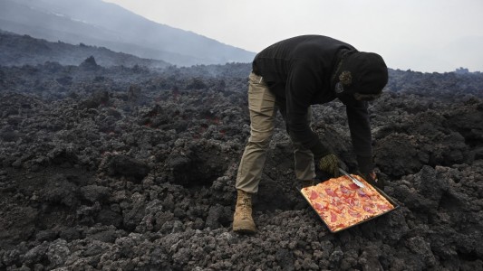 Video: así cocina las pizzas sobre la lava