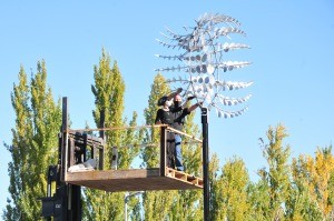 En Mendoza bajaron una escultura metálica cinética por ser plagio a artista de EEUU