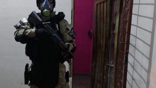 Pareja detenida cuando se deshacía de la droga en el punto de venta