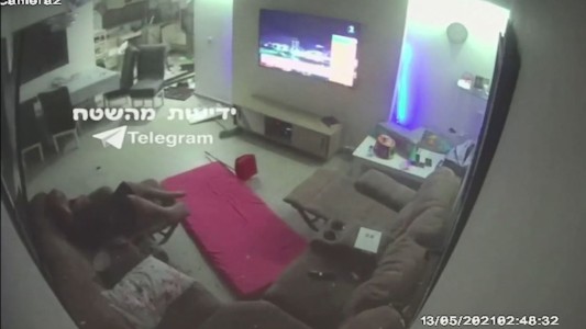 Así impactó un cohete en el living de un departamento en Israel