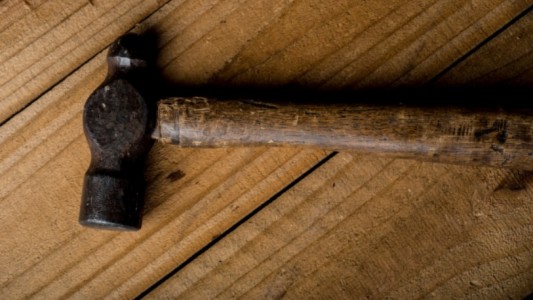 Discutió con su pareja, la atacó a martillazos y fue a la comisaría a confesar: detenido por femicidio